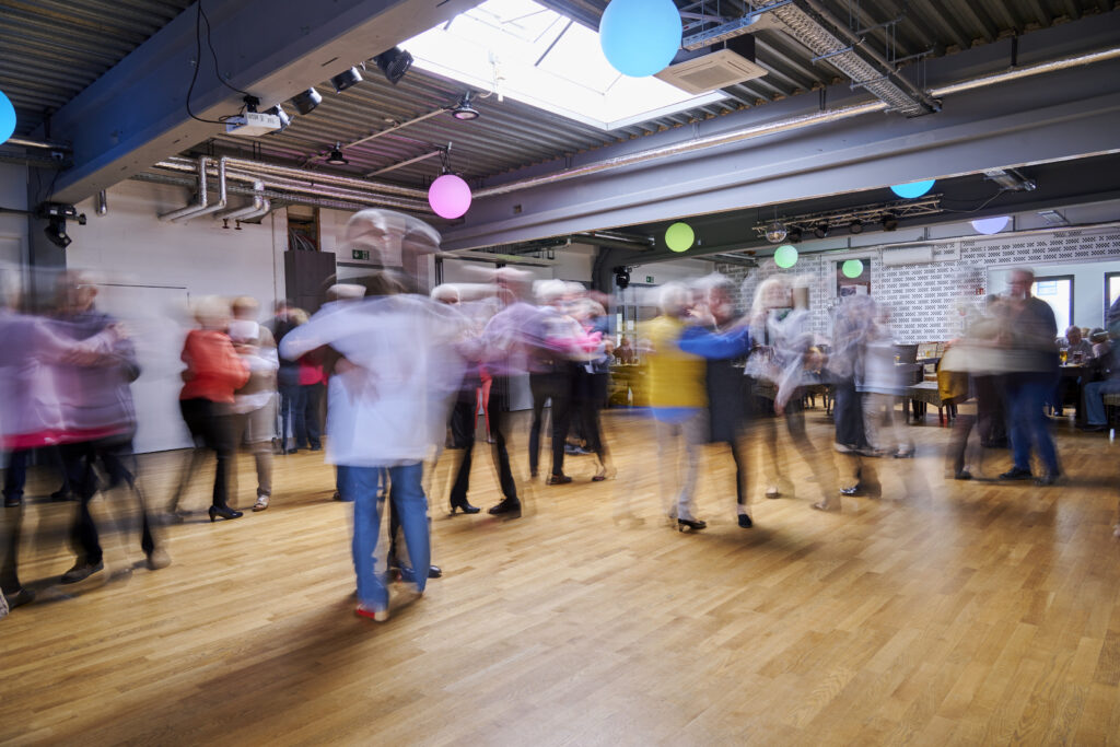 Mehr über den Artikel erfahren Faschingstanz: Seniorenbüro lädt am 19. Februar in das Tanzstudio Stein