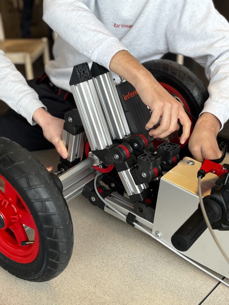 Mehr über den Artikel erfahren Technik erleben, Zukunft gestalten – 7. MINT-Wandertag begeistert Jugendliche in der Bildungsregion